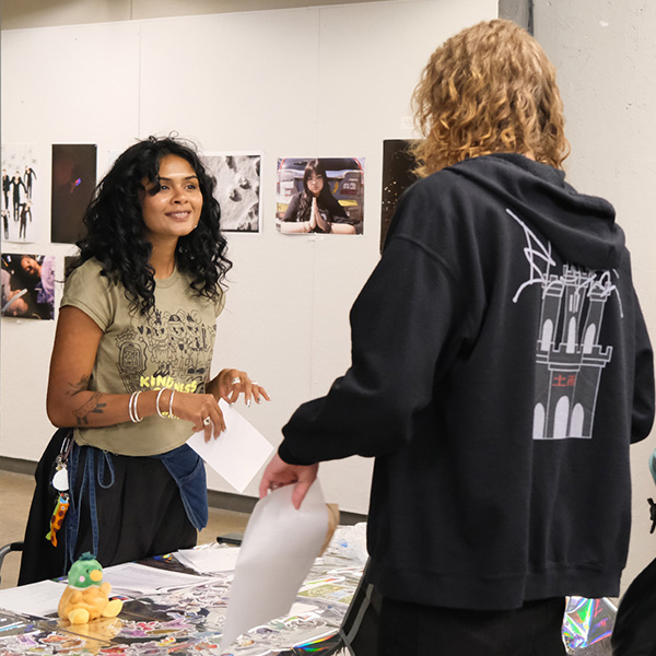 Rithi talks to a student at fall 2025 orientation.